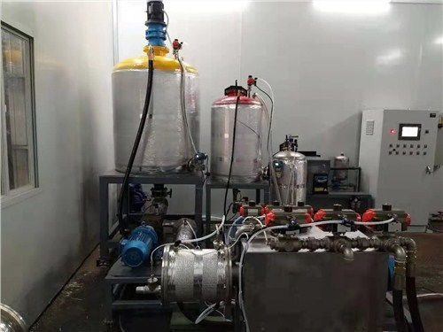 環(huán)保先行，品質(zhì)為本——探秘天津人造草坪PU背膠機(jī)在環(huán)保設(shè)備研發(fā)中的創(chuàng)新應(yīng)用